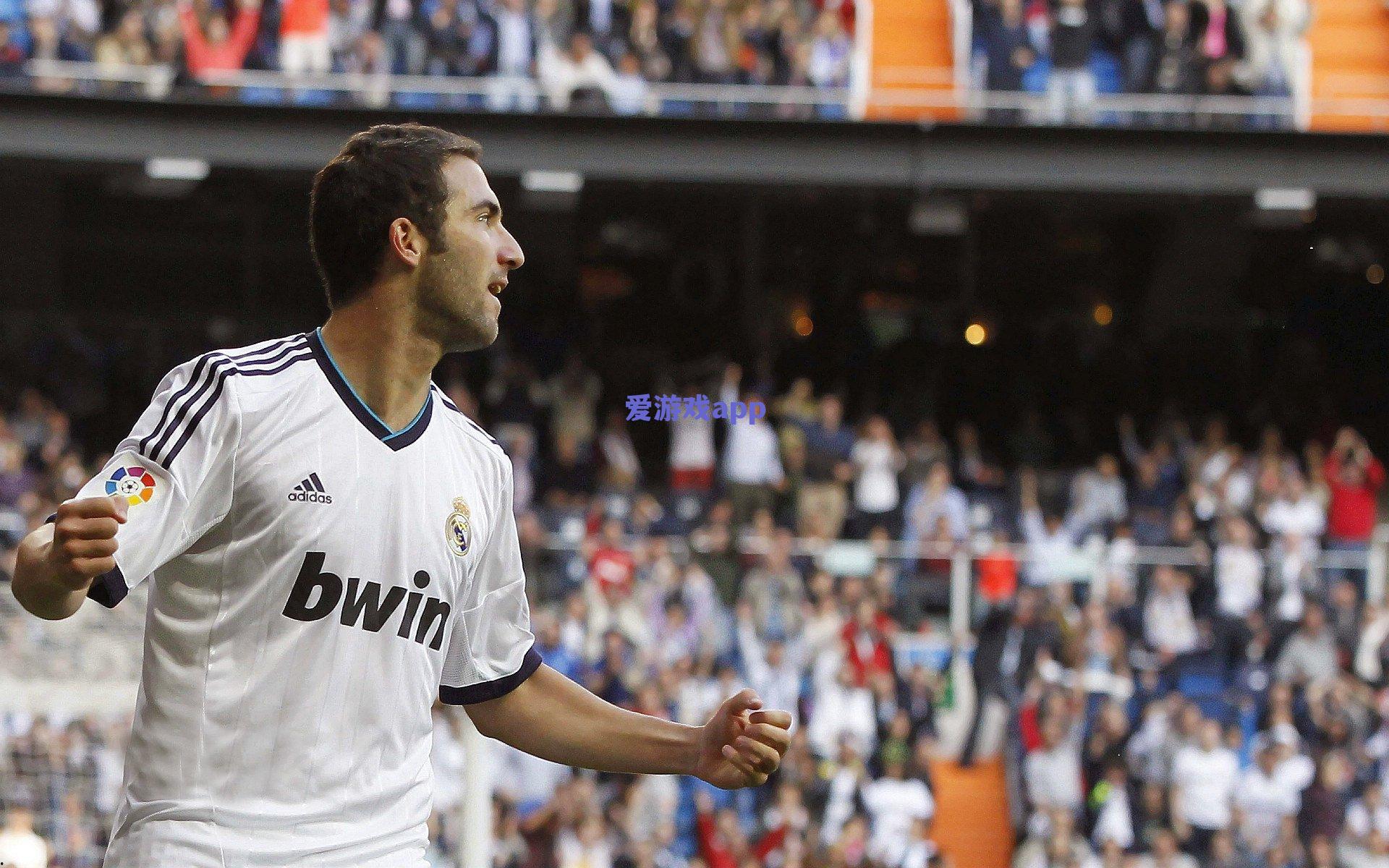 爱游戏体育：巴萨与尤文图斯热身赛激战2比2，登贝莱与基恩双响，诺坎普门框成焦点