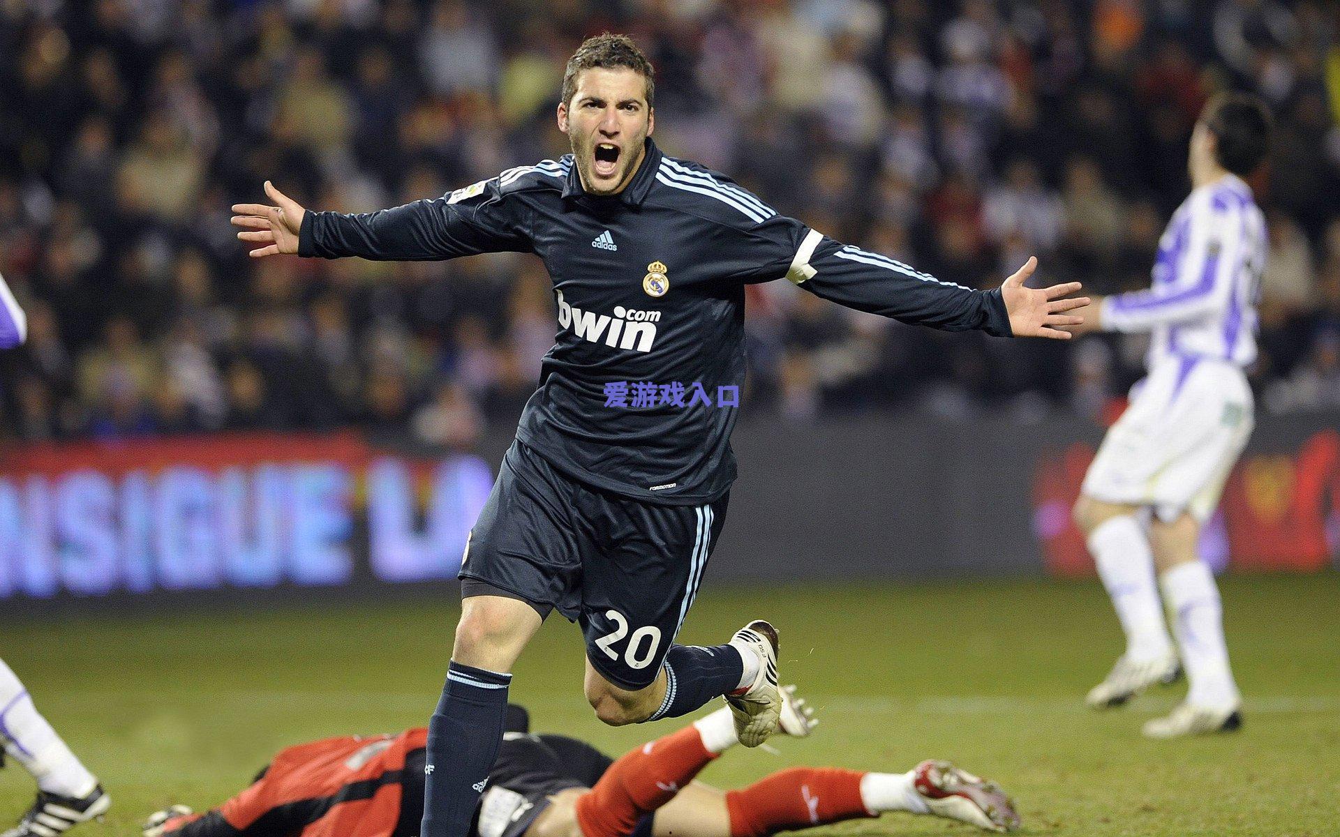 爱游戏体育_詹皇自曝比赛怪癖，客场作战更自在，坦言压力与激情并存